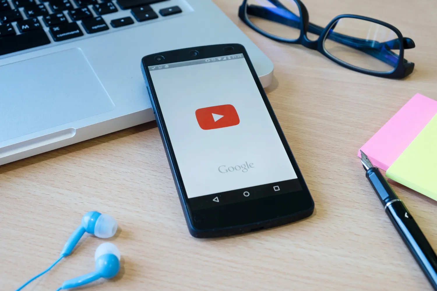 Tworzenie angażujących filmów na YouTube – od planu po montaż